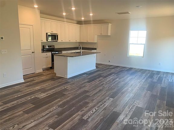 3rd image of 139 Salem Springs Ln