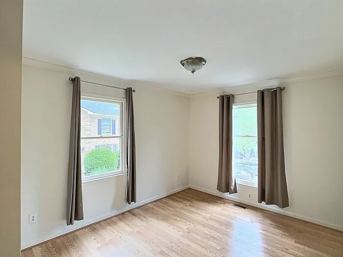 1515 E Franklin St #16 — Photo 9