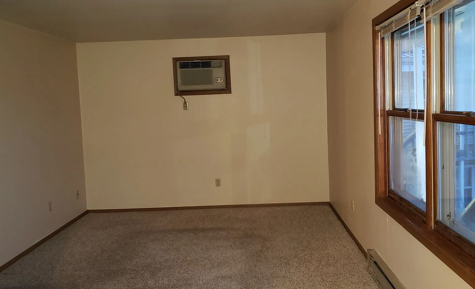 2 bedroom 1 bath apartment upper — Photo 3