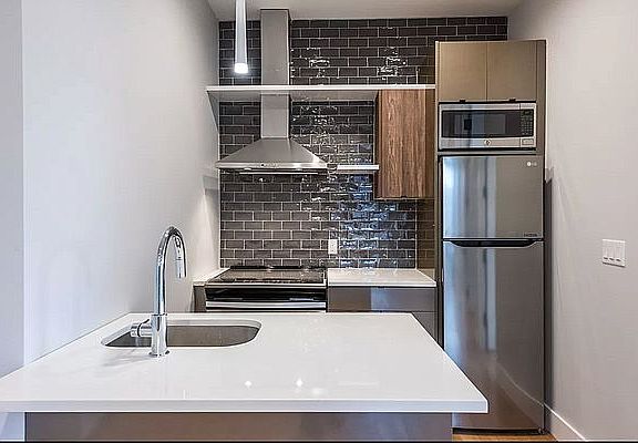 2nd image of 34 Belvedere St #3R