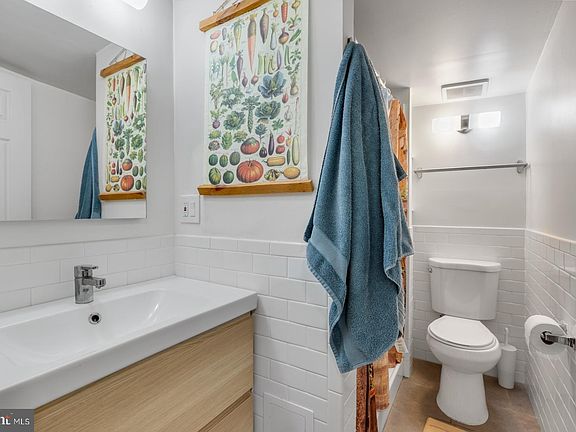 4th image of 2208 Christian St Floor 3
