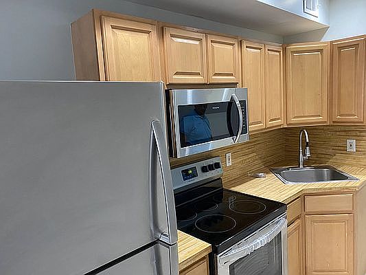 2nd image of 274 20th St APT 1R