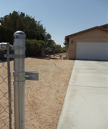 DOUBLE GATES TO BACK YARD