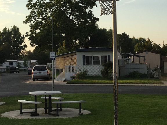 Basketball court in MH Park