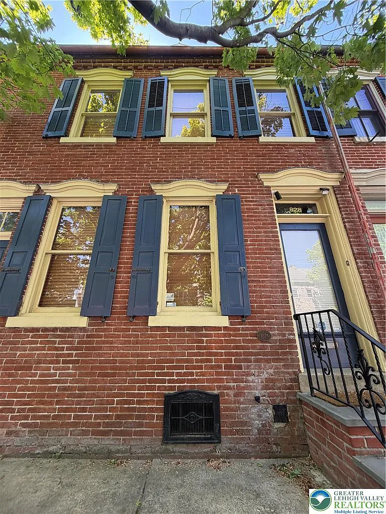 Building Photo - 828 W Gordon St