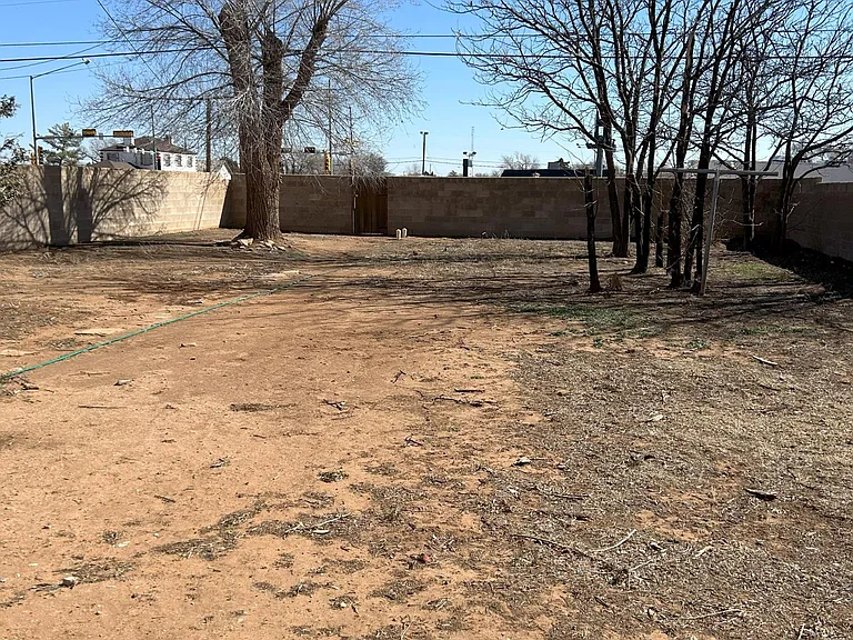 917 Ross St — Photo 2