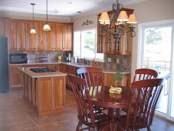 updated 2005 Kitchen with 42" cabinets, double oven, Silestone countertops 