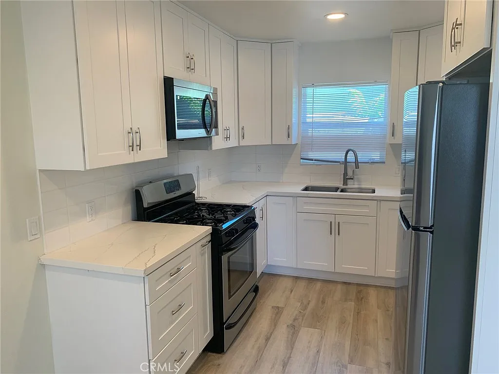 2 bed, 800 sqft, $2,300 — Photo 2