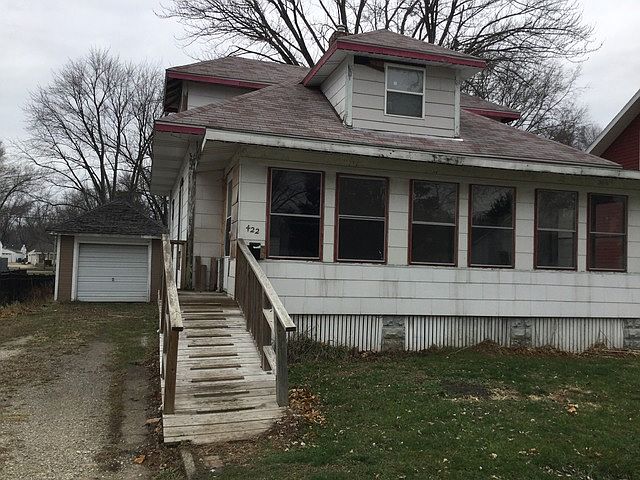 1st image of 422 E Oak St
