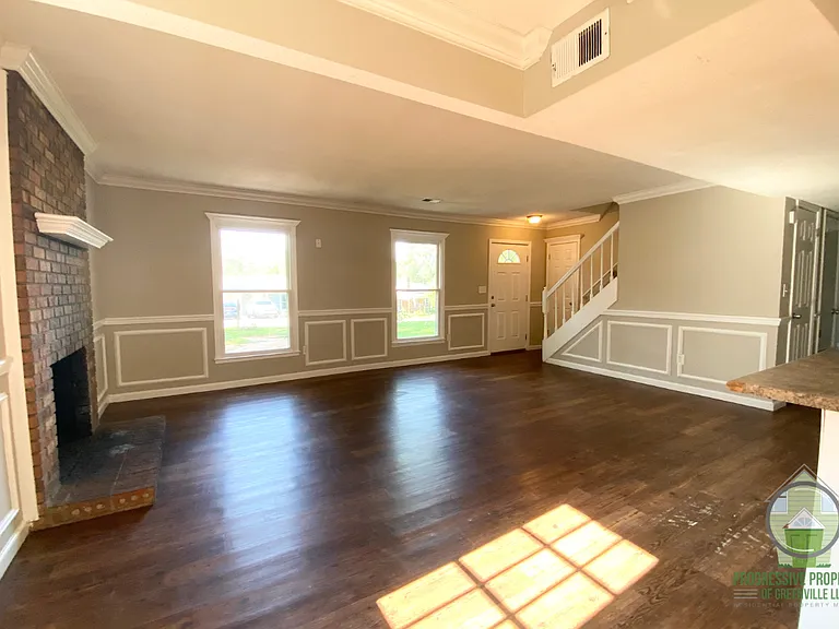 105 Osmond Dr — Photo 2
