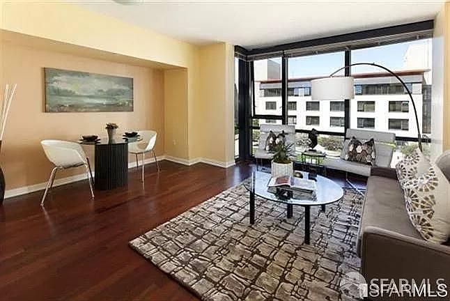 1st image of 260 King St Unit 667