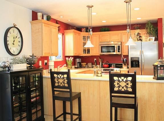 5th image of 935 Larissa Ct