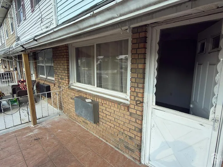 690 W Side Ave — Photo 2