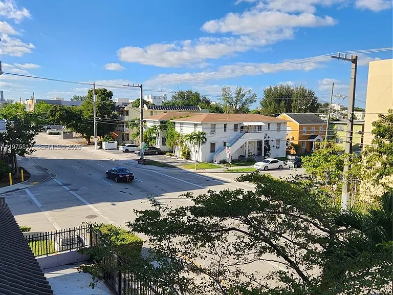 777 SW 9th Ave — Photo 10