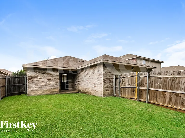 607 Lentisco Dr — Photo 15