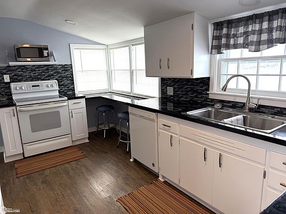 4th image of 203 S Grant St