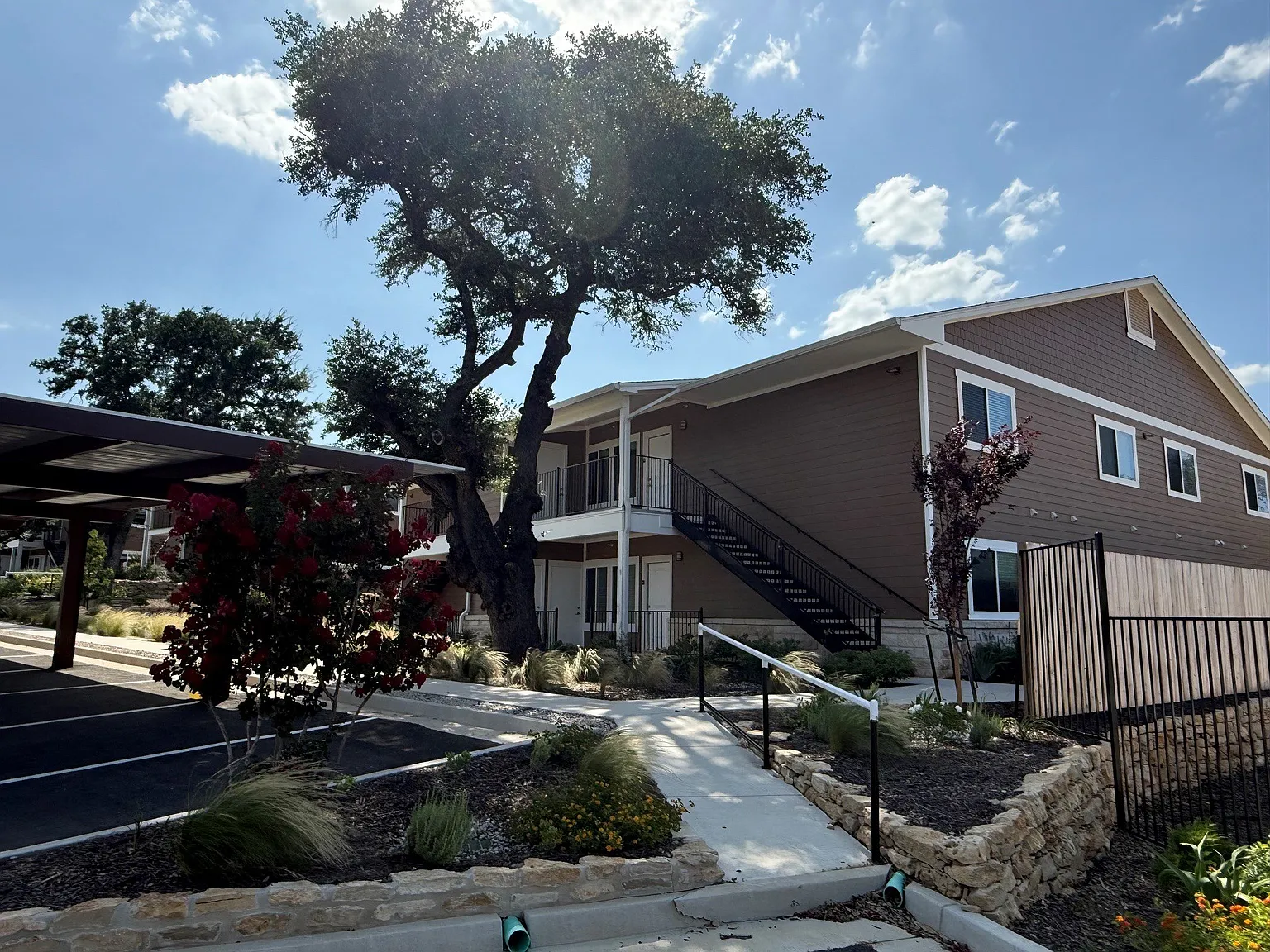 Vineyard Springs Apartments — Photo 2
