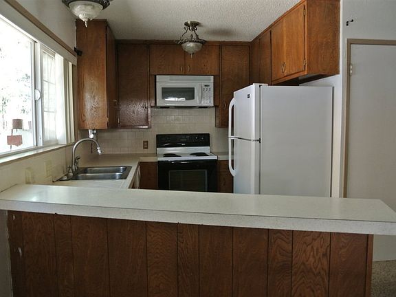 3rd image of 195 Katherine St
