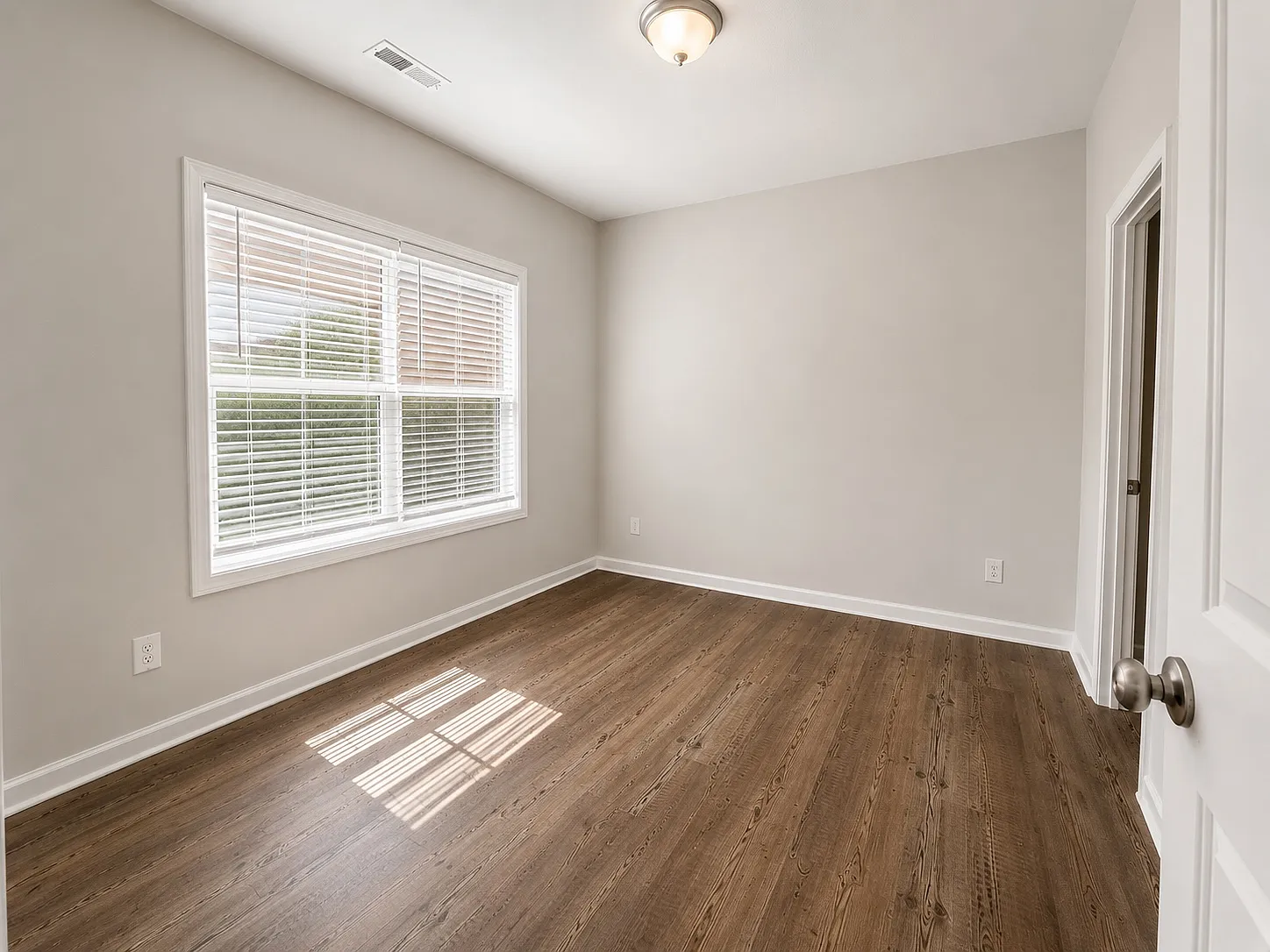 5 bed, 2800 sqft, $2,580 — Photo 3
