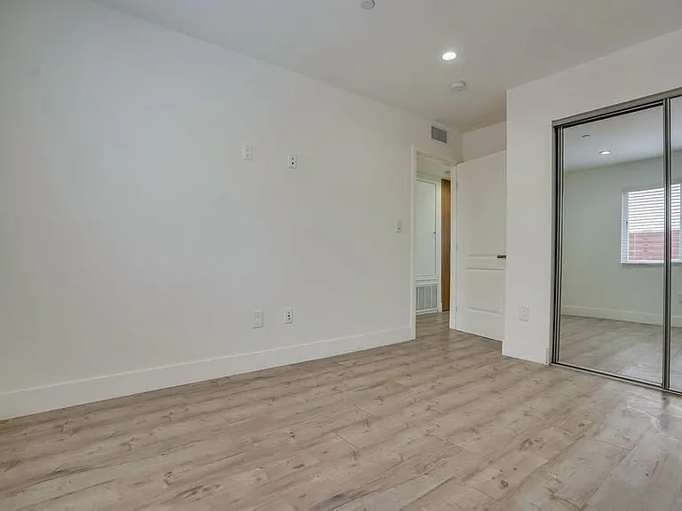 2300 Carmona Ave — Photo 45