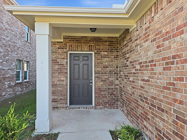 410 Forest St — Photo 3