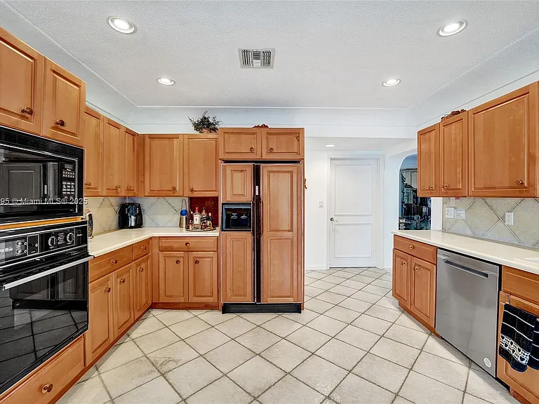 2889 NE 35th St — Photo 25
