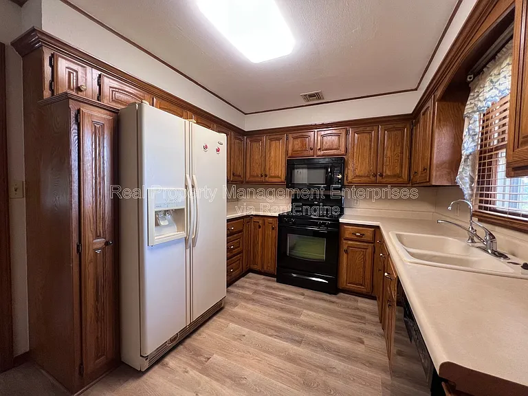 204 Wolf Ln — Photo 10