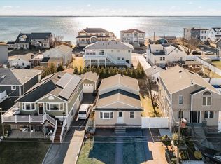 21 E Seacrest Ave, Lindenhurst, NY