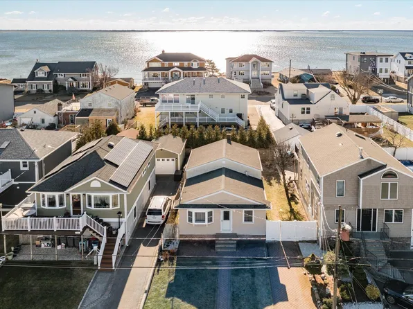 21 E Seacrest Avenue, Lindenhurst, NY 11757