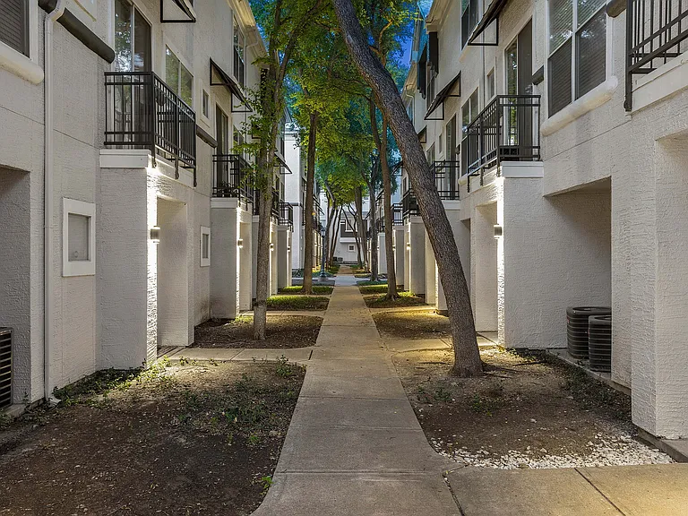 C230670_75West_Twilight_Walkway_02