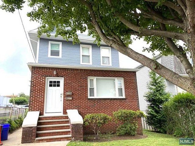 1st image of 560 Fern Ave #1