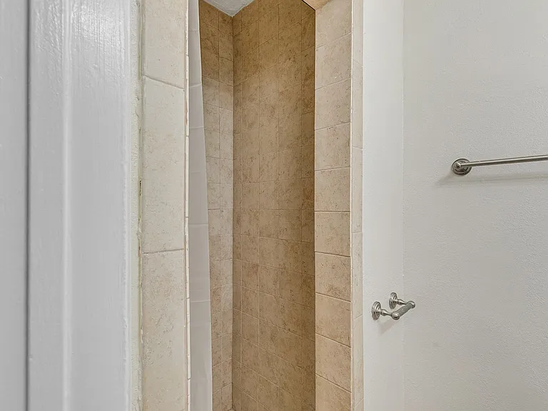 14616 Magnolia Blvd — Photo 10