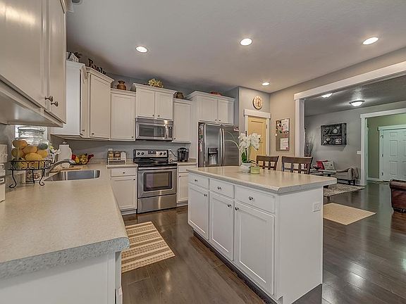 3rd image of 15223 S Republic Dr