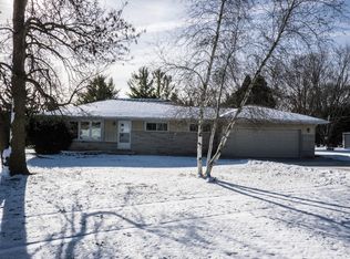 18045 W Crab Tree Ln, New Berlin, WI 53146