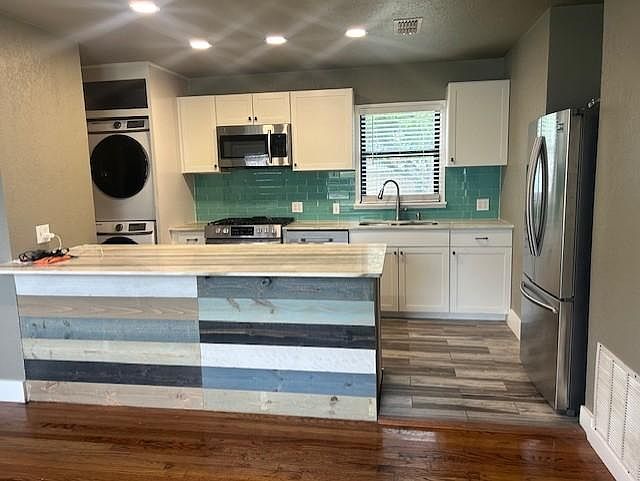 Kitchen area updated - fresh paint large island area