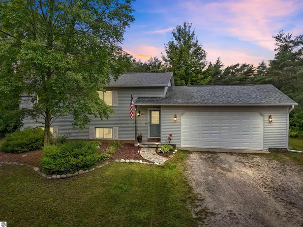 4742 Betsie River Rd, Interlochen, MI 49643
