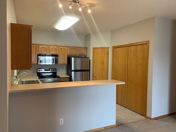 2nd image of 460 Bradley Pl Unit 5