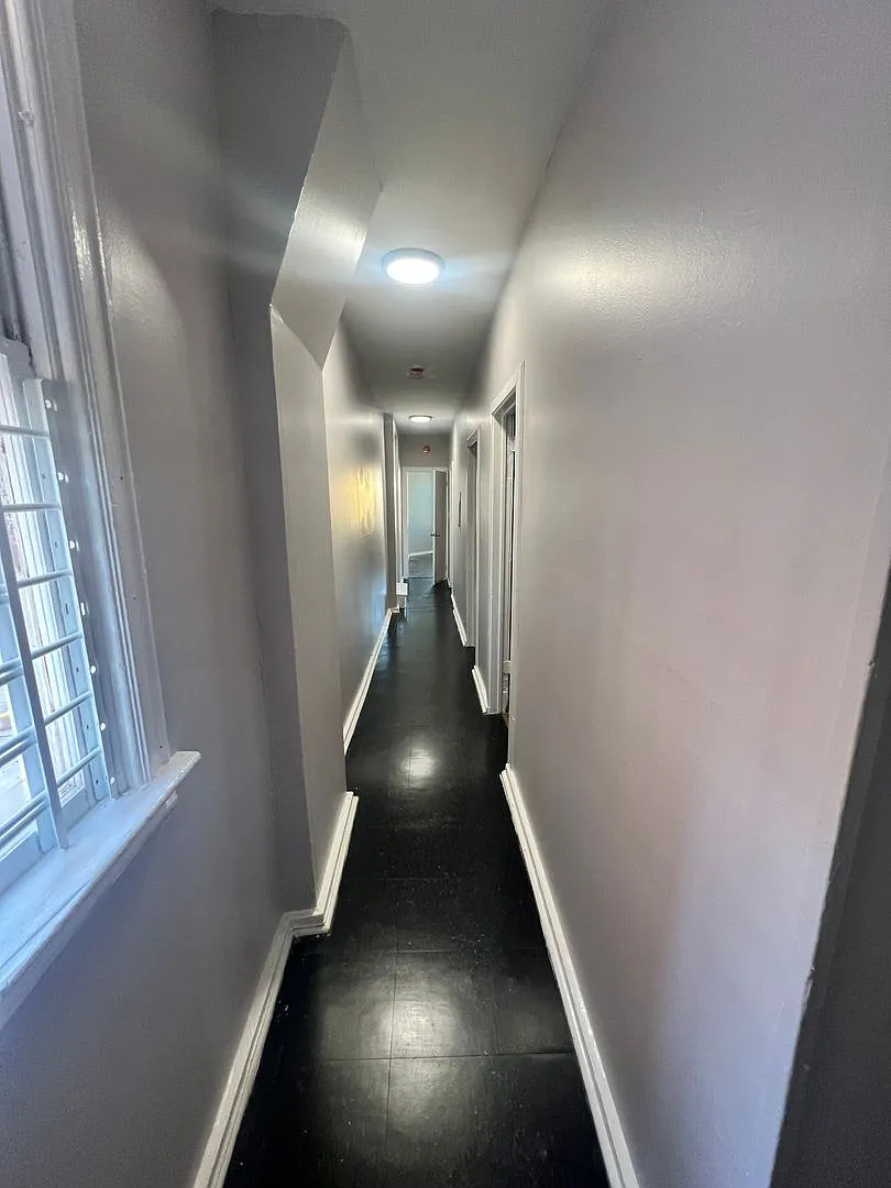 486 W State St — Photo 3