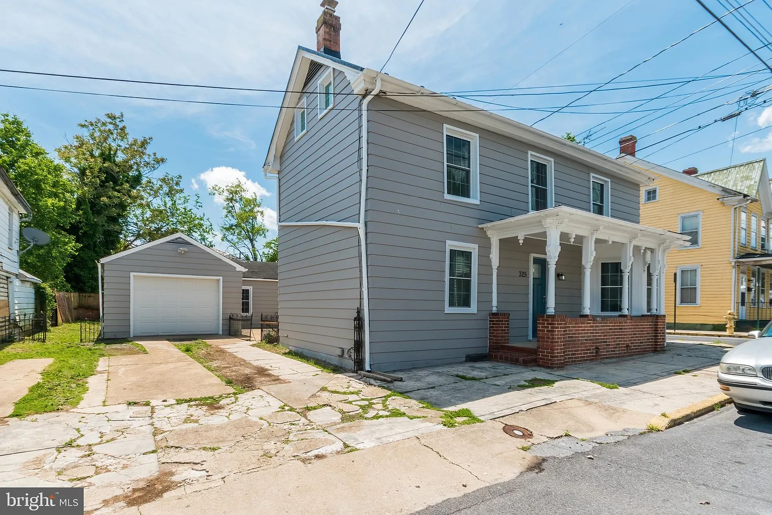 325 W John St photo 1