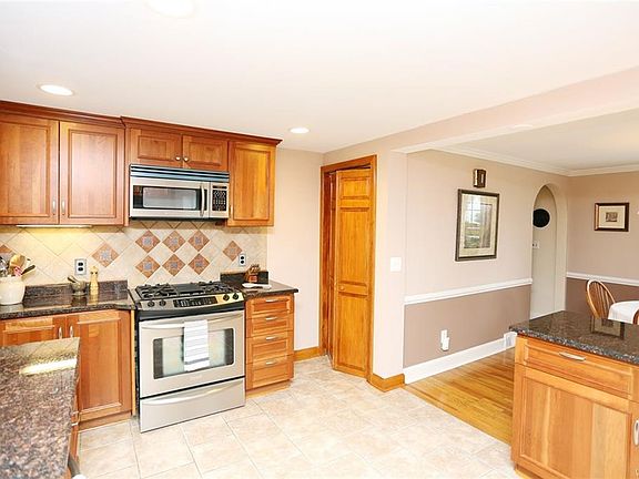 3rd image of 75 Royal Pkwy E