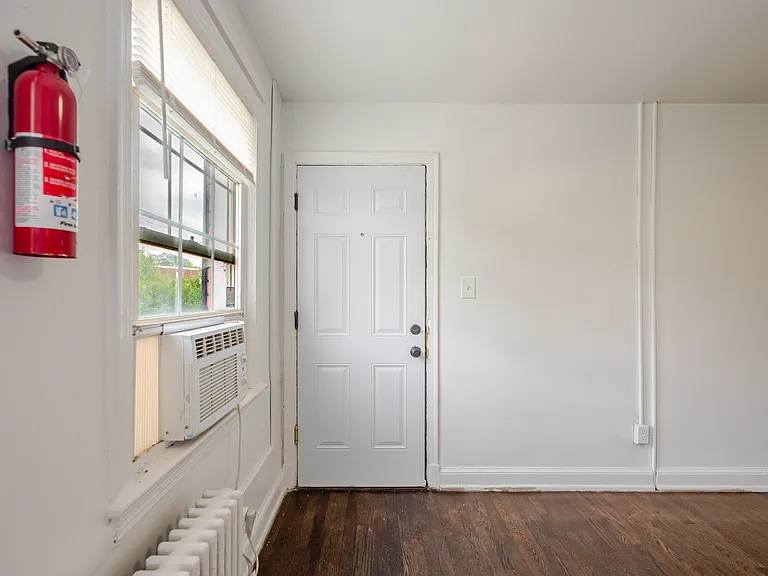 2425 E St NE #4 — Photo 5