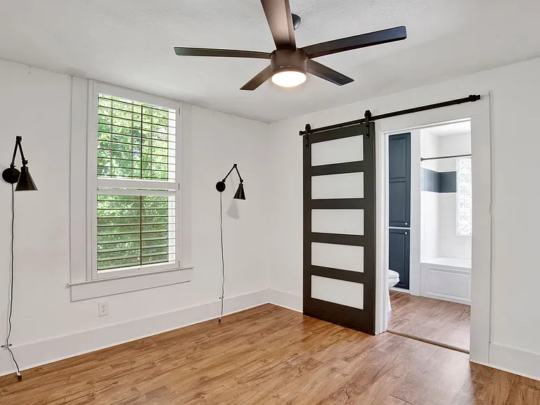916 E Gonzalez St — Photo 12