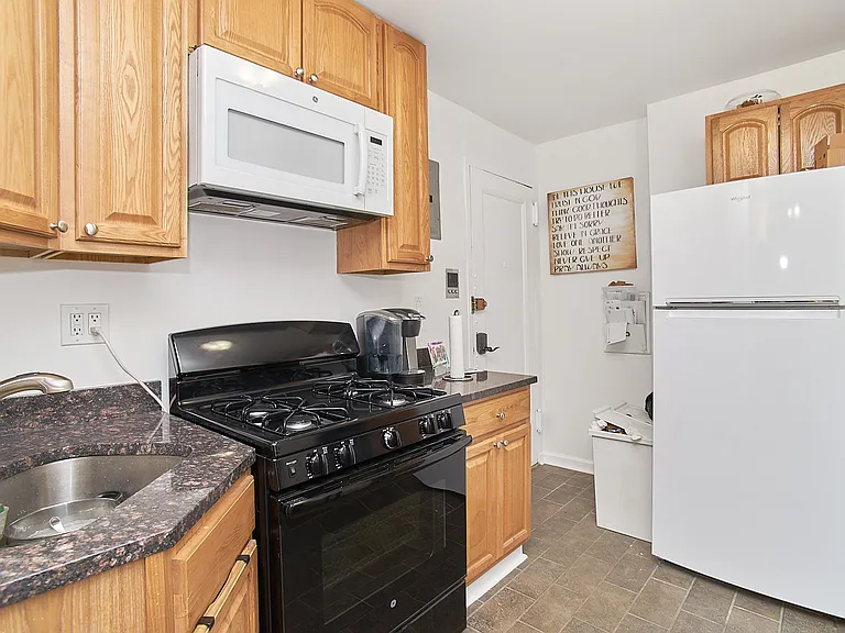 270 E 78th St #15 — Photo 6