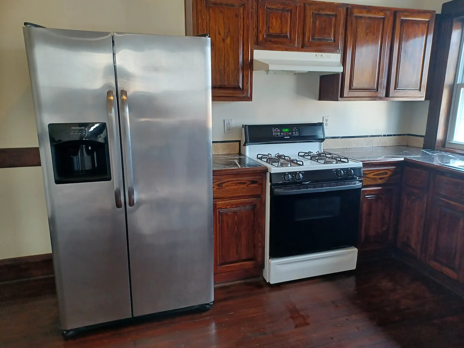 3 bed, 1300 sqft, $2,600 — Photo 3