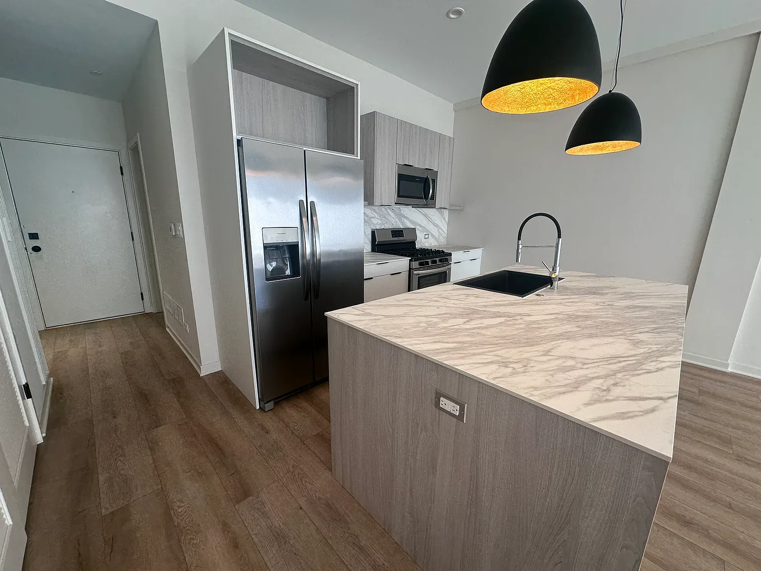 1 bed, 1.5 bath, 850 sqft, $2,500 — Photo 2