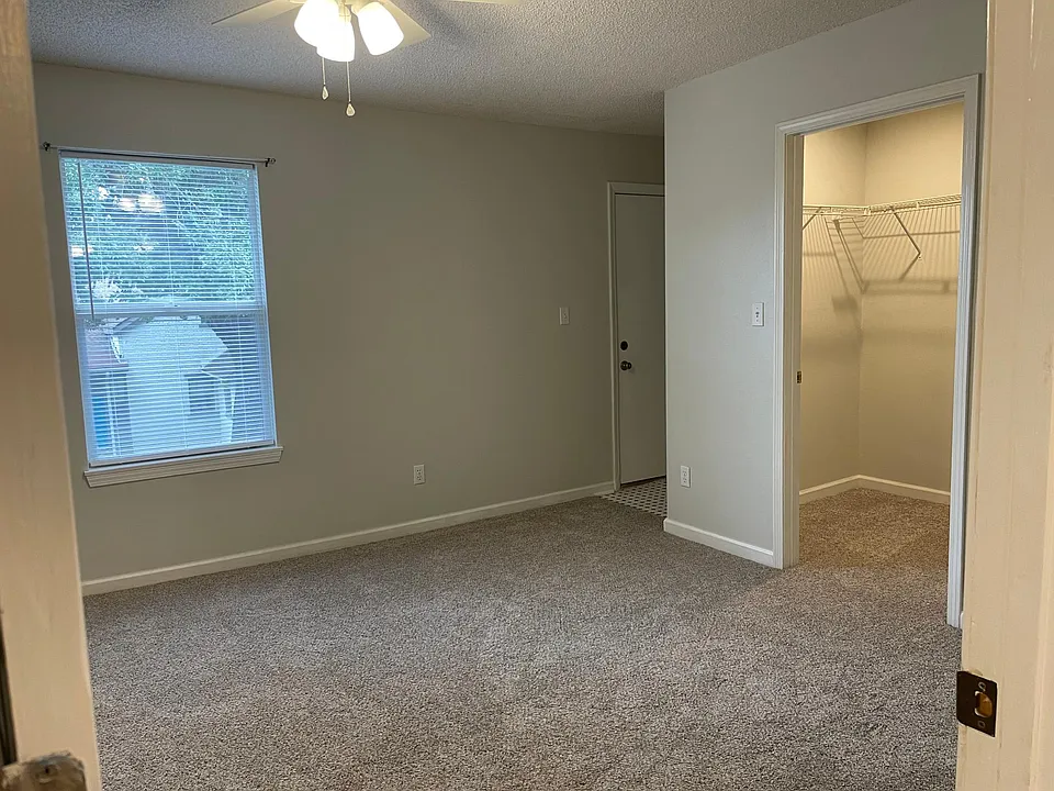 Bedroom & walk-in