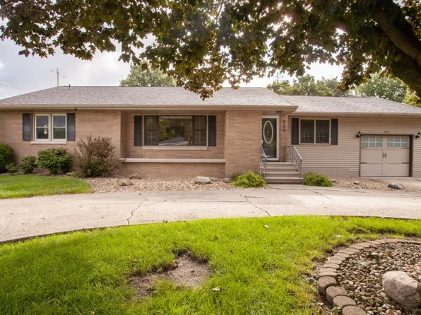 909 N Pearl St, Le Roy, IL 61752