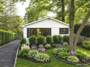 26 E Woodland Rd, Lake Bluff, IL 60044