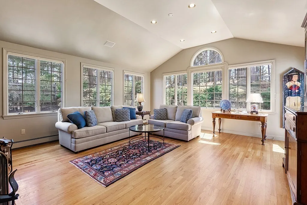 4 bed, 3.0 bath, 3650 sqft, $7,500 — Photo 2