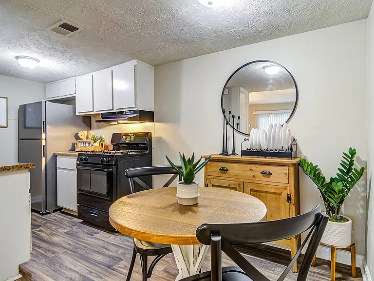 Regency Park Apartments — Photo 14